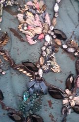 Broderie au crochet Aari en raphia avec pierres précieuses, perles, strass et plumes de paon